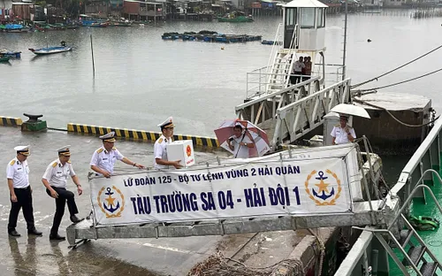 Vùng 2 Hải quân tổ chức bầu cử sớm, đưa thùng phiếu ra Nhà giàn DK1