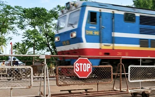 Tuân thủ quy định khi qua đường sắt: Vi phạm có thể bị phạt đến 7 triệu đồng