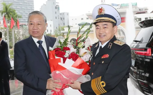 Tổng Bí thư Tô Lâm trao danh hiệu Anh hùng LLVTND lần thứ 3 cho Quân chủng Hải quân