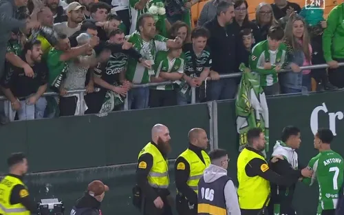 Antony đối đầu CĐV Real Betis sau trận derby hòa kịch tính Sevilla