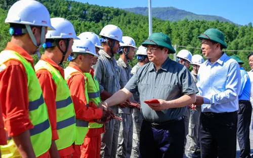 Phạm Minh Chính kiểm tra cao tốc Quảng Ngãi – Quy Nhơn và Cảng hàng không Phù Cát, yêu cầu rút ngắn tiến độ, khai thác từ đầu quý III/2026