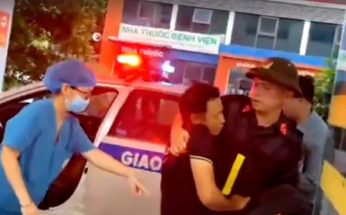 Giữa dòng đời hối hả, tình người tỏa sáng sau lớp sắc phục vàng