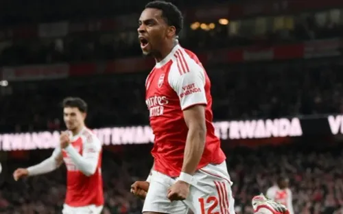 Arsenal lại ghi bàn từ phạt góc, tranh luận về “vẻ đẹp” ngôi đầu Ngoại hạng Anh