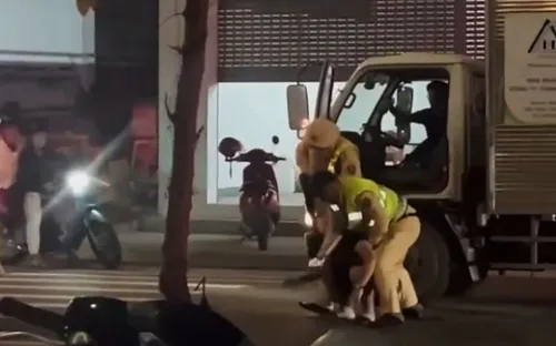 Tài xế vi phạm nồng độ cồn vượt chốt, tông xe công vụ ở Quảng Ninh