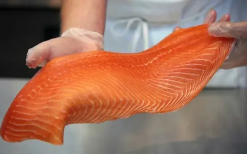 Cá hồi Na Uy nguy cơ đứt nguồn cung tại Việt Nam vì hủy chuyến bay qua Trung Đông