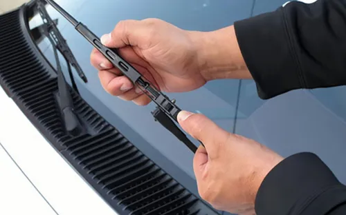 Cần gạt mưa ô tô: Cách nhận biết hỏng hóc và lưu ý khi sử dụng