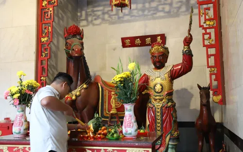 Người dân nườm nượp về Chùa Ông ở Hội An sờ ngựa Xích Thố cầu may dịp Tết Nguyên tiêu