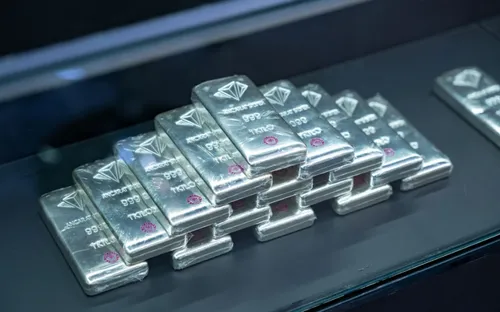 Giá bạc hôm nay 4/3: Phục hồi trở lại, tăng gần 2 triệu đồng/kg