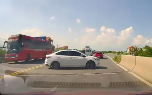 Từ 2025, quay đầu xe sai quy định có thể bị phạt tới 40 triệu đồng