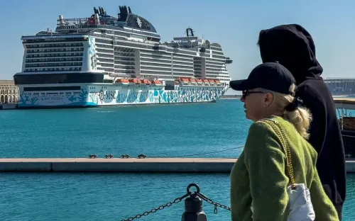 Du thuyền mắc kẹt ở Trung Đông vì xung đột, du khách vẫn giữ tâm thế bình tĩnh