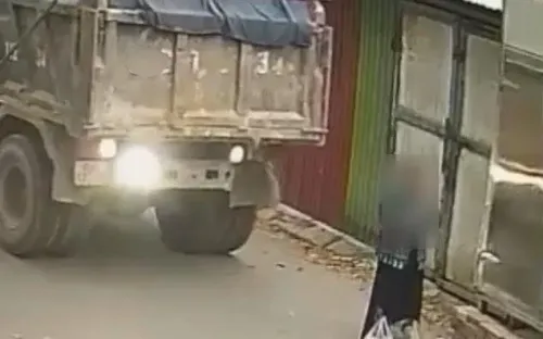 Bao giờ mới bắt buộc lắp camera lùi cho xe tải, xe khách?