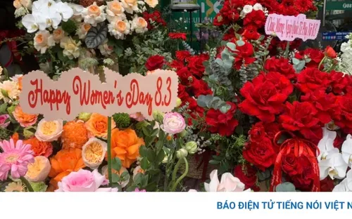 Thị trường 8/3: Hoa tươi tăng giá, thời trang, giầy dép thi nhau khuyến mại