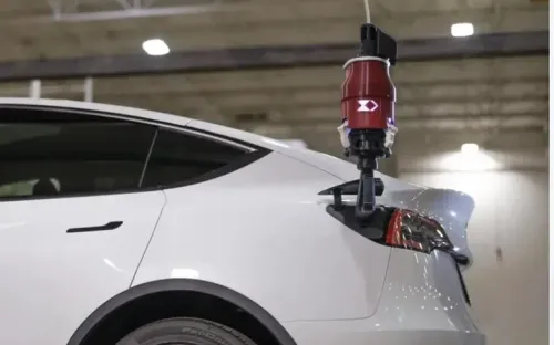 Robot chạy trên trần bãi đỗ tự tìm đến xe điện để sạc ở Trung Quốc