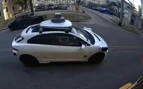 Robotaxi Waymo vượt trái phép xe buýt trường học hơn 20 lần, NTSB mở điều tra