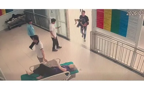 Tài xế taxi vượt đèn đỏ đưa bé trai hóc dị vật đi cấp cứu kịp thời