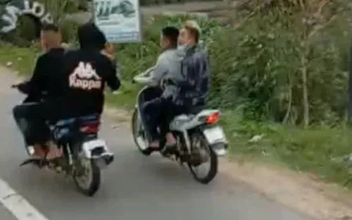 Bốn thanh niên lạng lách trước đoàn xe quân sự để “cổ vũ” bạn nhập ngũ