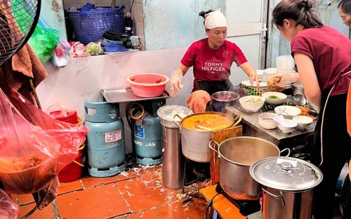 Quán bún riêu cô Hoàn ở phố Hàng Lược bị phạt 4,5 triệu đồng, tạm dừng hoạt động vì vi phạm vệ sinh