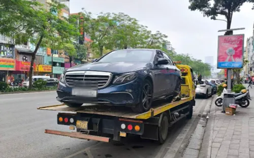 Dựng lại hiện trường vụ ô tô Mercedes va chạm liên hoàn trên phố Xã Đàn