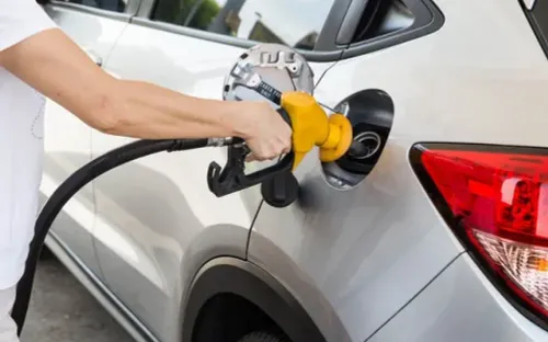 Lắc xe khi đổ xăng có giúp nạp thêm nhiên liệu?