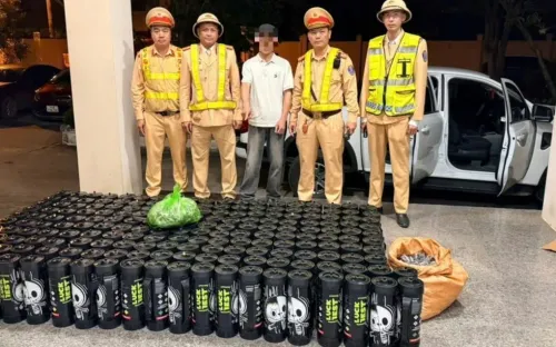 CSGT Quảng Ninh phát hiện ô tô bán tải chở 192 bình nghi khí cười lúc rạng sáng