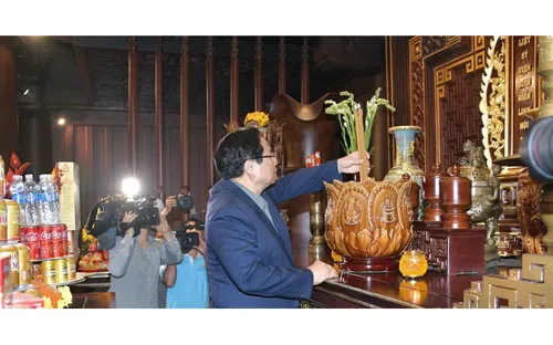 Thủ tướng dâng hương tưởng nhớ Chủ tịch Hồ Chí Minh và các Anh hùng liệt sĩ tại Điện Biên