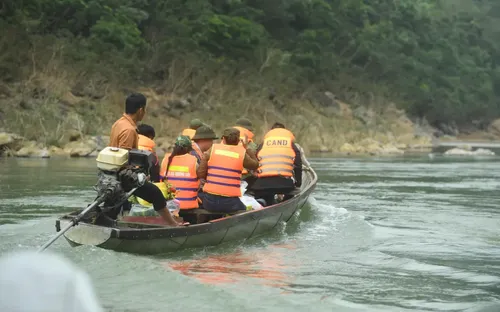 Cử tri vùng biên Trường Sơn vượt sông, băng rừng đi bầu cử sớm