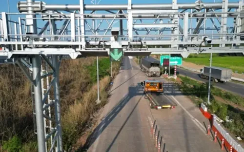 Cao tốc lắp cân tự động phát hiện xe quá tải, buộc rẽ lối riêng nếu vi phạm