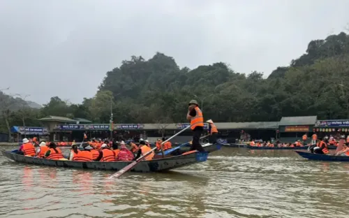 Siết chặt quản lý xe điện, xuồng đò phục vụ du khách tại khu di tích Chùa Hương
