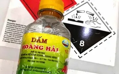 Khởi tố chủ cơ sở sản xuất giấm giả từ nước lã và axit công nghiệp
