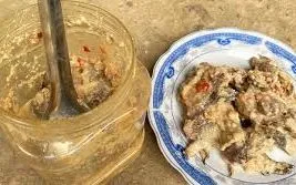 Ba trẻ trong một gia đình nghi ngộ độc Botulinum sau khi ăn cá ủ chua