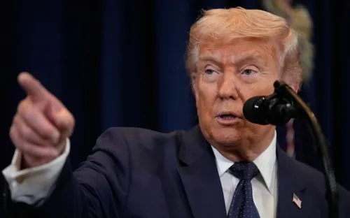 Tổng thống Donald Trump cảnh báo đáp trả Iran "mạnh gấp 20 lần" nếu chặn eo biển Hormuz