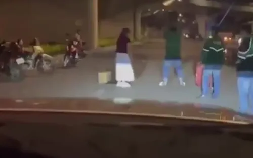 Bắt khẩn cấp tài xế xe ôm đập phá hành lý hành khách trước nhà ga T3 sân bay Tân Sơn Nhất