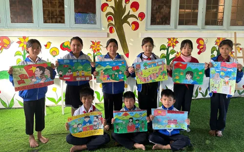 Quảng Ngãi: Hàng trăm học sinh đồng bào Xơ Đăng vẽ tranh cổ động bầu cử