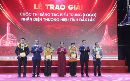 Trao giải Nhất cuộc thi thiết kế logo nhận diện thương hiệu tỉnh Đắk Lắk