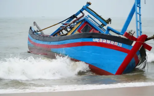 Nhiều tàu thuyền mắc cạn do cửa biển bị bồi lấp