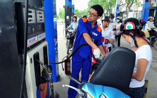 Giá xăng RON95 tăng trở lại từ 22h ngày 12/3