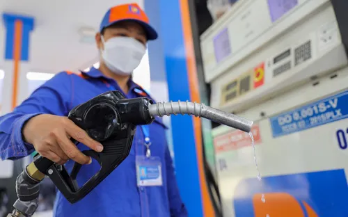 Thủ tướng Phạm Minh Chính yêu cầu nghiên cứu giảm thuế bảo vệ môi trường với xăng dầu xuống 0 đồng