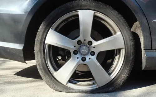 Lốp ô tô dính đinh xẹp hoàn toàn, bơm không lên hơi: Xử lý thế nào?