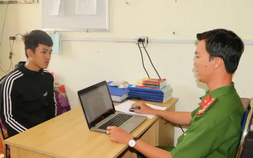 Nhóm 10 thanh thiếu niên vô cớ chém người, chụp ảnh “làm kỷ niệm”