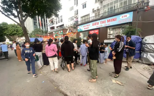 Khoảng tối sau những suất cơm từ thiện tại cổng bệnh viện