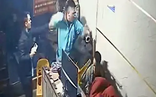 Nghi tranh giành khách, tài xế xe công nghệ bị tố hành hung người trên đường Phạm Văn Đồng