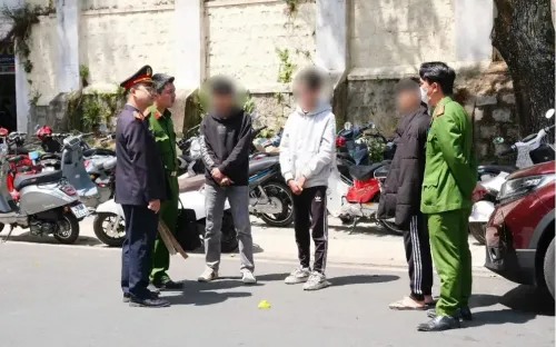 Mâu thuẫn trên mạng, nhóm thiếu niên mang hung khí đánh nhau trước cổng trường ở Đà Lạt
