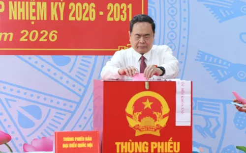 Chủ tịch Quốc hội Trần Thanh Mẫn bỏ phiếu bầu cử tại xã Hóc Môn, TP Hồ Chí Minh