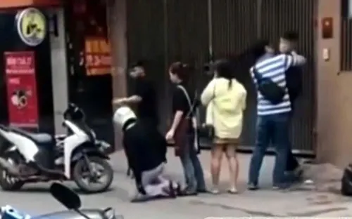 Nam thanh niên bị chặn xe, hành hung sau mâu thuẫn tại quán ăn ở Hà Nội