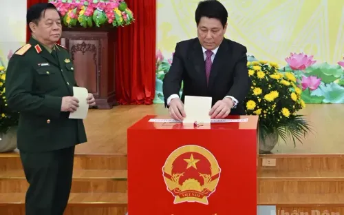 Chủ tịch nước Lương Cường bỏ phiếu bầu cử tại phường Hoàn Kiếm, thành phố Hà Nội