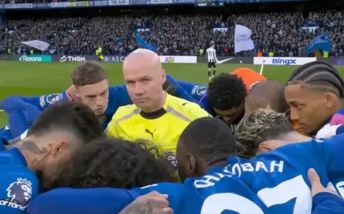 Trọng tài Paul Tierney vô tình đứng giữa vòng hội ý của cầu thủ Chelsea trước trận gặp Newcastle