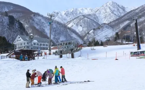 Hakuba – “thiên đường trượt tuyết” Nhật Bản hút khách nhưng đối mặt áp lực quá tải