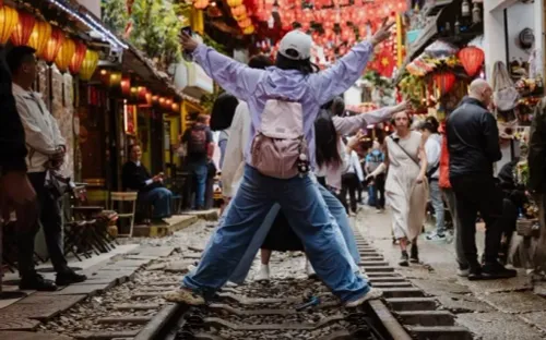 BBC: Du khách đến phố đường tàu Hà Nội vì “hội chứng sợ bỏ lỡ”