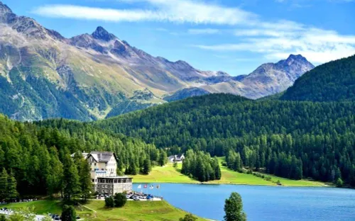 Glacier Express và St. Moritz: Hành trình nơi con đường trở thành điểm đến