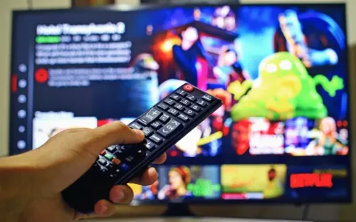 Vì sao vỗ nhẹ điều khiển TV khi trục trặc đôi khi có hiệu quả?